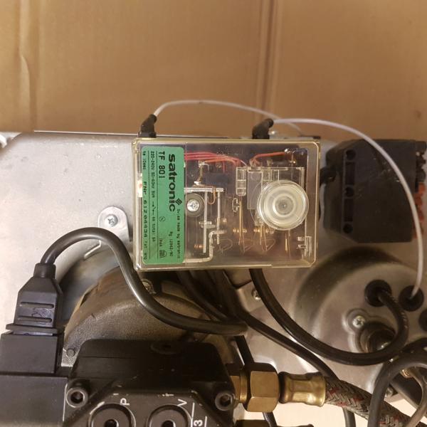 Feuerungsautomat Satronic TF 801 eines Buderus BRE Ölbrenners