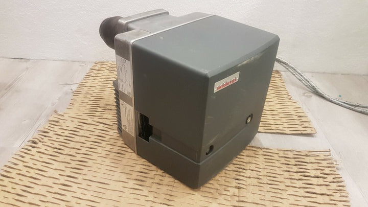 Weishaupt Ölbrenner WL5 mit aufgesetzter Haube auf der Werkbank